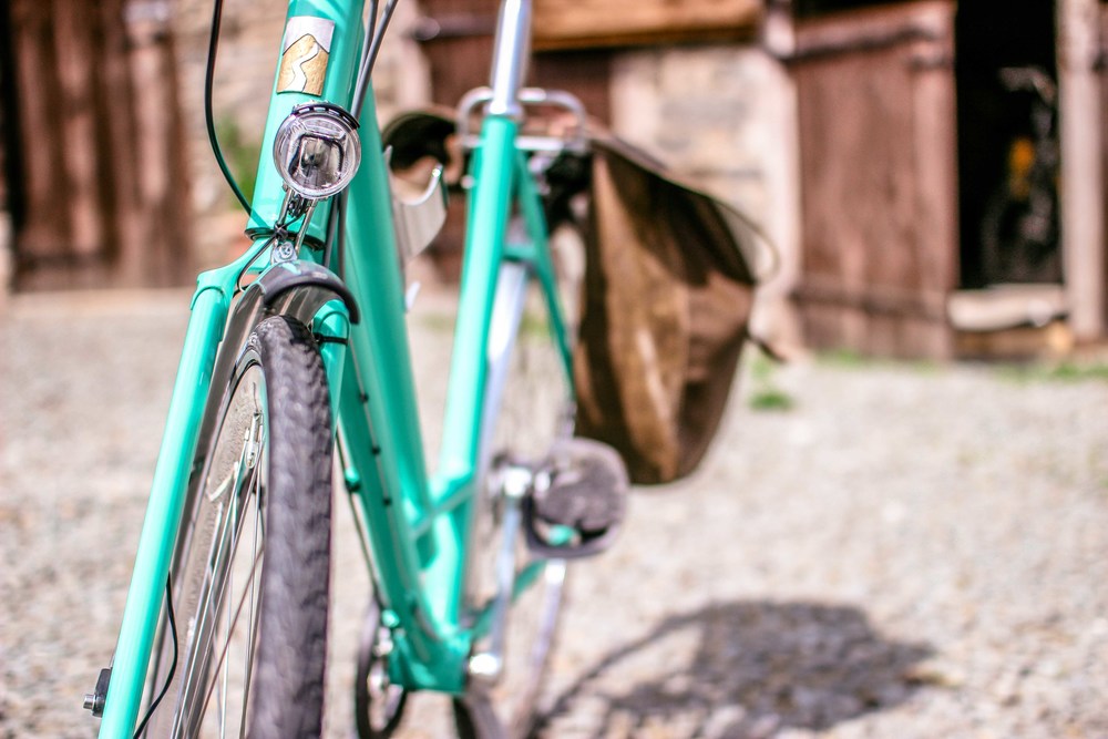 B&amp;M front light powered by a SP dynohub features a capacitor that keeps the light shining even when stationary.