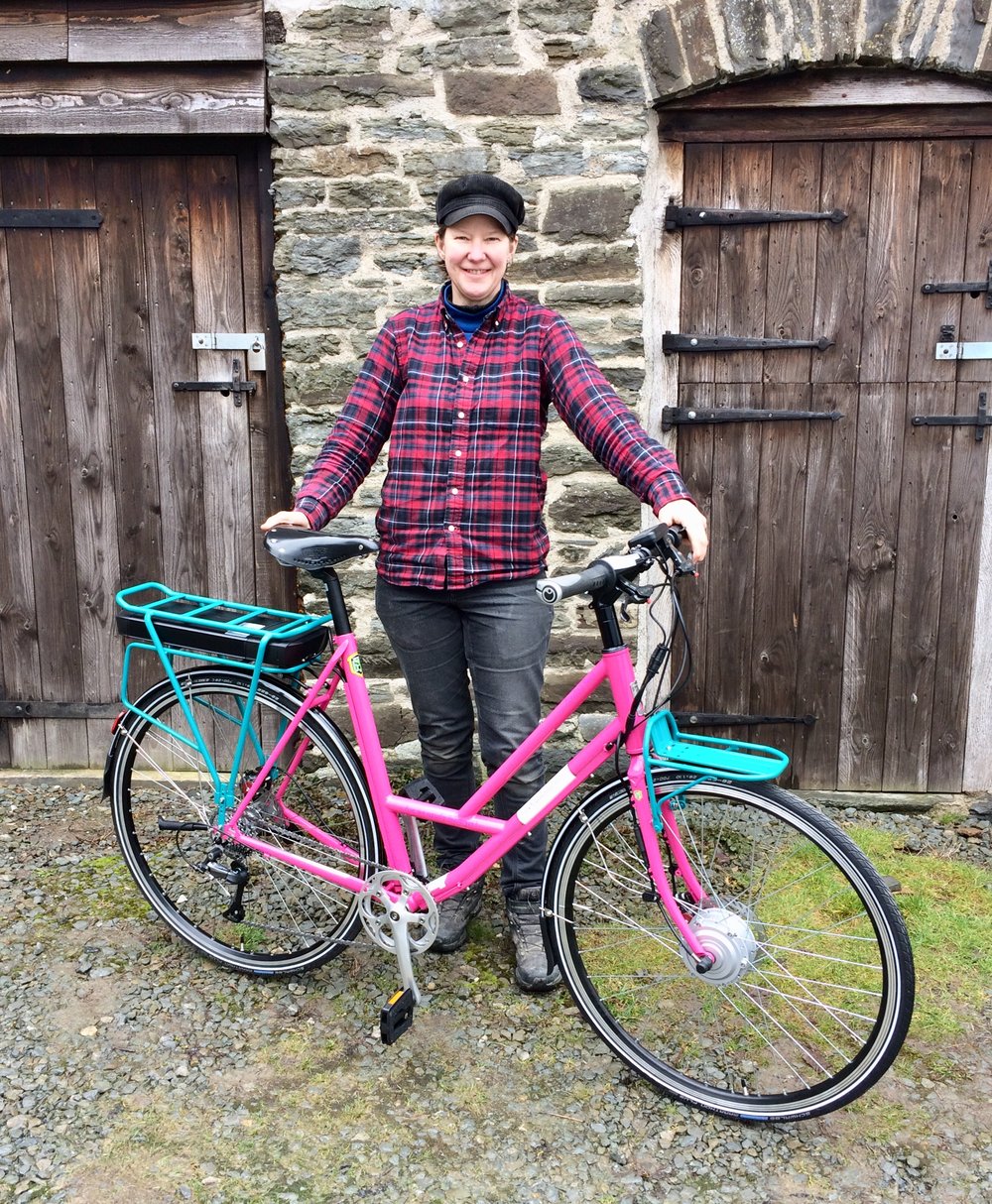 Reynolds 853/631 mix with disc specific fork blades. Front dropouts filed out to 10mm to accept 250W front wheel with cabling concealed in matching pink cable covers. Photo:  Vic Butt .